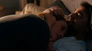 Abigail (Fleur Geffrier) ist erleichtert, als sie ihren Vater (Thierry Godard) nach seinem Schwächeanfall in die Arme schließen kann.