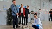 Die Kommissare Thomas (Moritz von Zeddelmann, l.) und Laura Schmidt (Marija Kov?o, 2.v.l.) sowie Polizeihauptmeister Mohr (Max Müller, 3.v.l.) staunen nicht schlecht, als ihnen Rechtsmedizinerin Atay (Sevda Polat, r.) nach ihrer ersten Untersuchung mitteilt, dass das Opfer (Komparse, M.) mit Atropin vergiftet worden ist.
