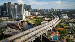 Luftaufnahme des Stadtzentrums von Miami.  +++ Die Verwendung des sendungsbezogenen Materials ist nur mit dem Hinweis und Verlinkung auf RTL+ gestattet. +++