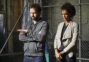 Haben Callen als Geisel genommen: Alisa (Judith Shekoni, r.) und Nate (Peter Cambor, l.). Doch warum hat Nate die Seiten gewechselt?
