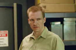 Traumatische Ereignisse in seiner Kindheit haben Francis Dolarhyde (Ralph Fiennes) f&uuml;r das Leben gezeichnet.