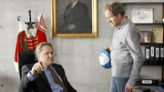 Tony Frings (Guntbert Warns, r.) sucht ausgerechnet bei Ossendorf (Michael Brandner) Hilfe und erz&auml;hlt ihm, in welchem Hotel er abgestiegen ist.