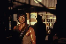 Top - Dschungelk&auml;mpfer Rambo (Sylvester Stallone) liefert seinen chancenlosen Verfolgern einen m&ouml;rderischen Kampf.