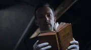 Der Ermittler Stanislaw Zajak (Lucas Gregorowicz) findet ein geheimnisvolles Buch.