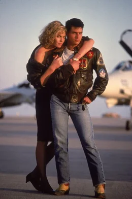 Maverick (Tom Cruise, r.) hat das harte Top Gun-Programm mit Bravour bestanden. Nun kann er sich endlich seiner gro&szlig;en Liebe Charlie (Kelly McGillis, l.) widmen ...