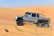 Richard Hammond fährt einen Mercedes Benz G63 6x6 in einer leeren Wüste in Abu Dhabi.