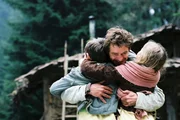 Überglücklich schließt der Vater (Henning Peker) seine beiden wohl behalten zurück gekehrten Kinder Hänsel und Gretel (Johann Storm, Nastassja Hahn) in die Arme. Überglücklich schließt der Vater (Henning Peker) seine beiden wohl behalten zurück gekehrten Kinder Hänsel und Gretel (Johann Storm, Nastassja Hahn) in die Arme.