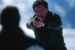 Kommissar Max Kerkerian (Vincent Cassel) recherchiert in Sarzac aufgrund einer Friedhofssch&auml;ndung: Das Grab eines M&auml;dchens, das vor Jahren auf mysteri&ouml;se Weise ums Leben kam, wurde gewaltsam ge&ouml;ffnet ...