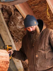 Matt arbeitet mit einem Bohrer im zweiten Stock der H&uuml;tte.
