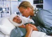 Simone (Susanne Schlenzig) nimmt von Helmut (Christoph Hemrich), der im Sterben liegt, Abschied.