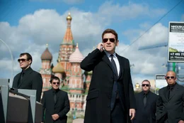 Der russische Oligarch Viktor Cherevin (Kenneth Branagh, M.) hegt einen bitterb&ouml;sen Plan: Er will zuerst die Vereinigten Staaten und dann s&auml;mtliche wichtige Finanzpl&auml;tze der Welt lahmlegen ...