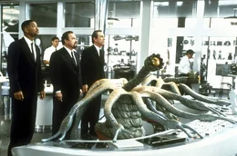 Kontrollieren die au&szlig;erirdische Migration: MIB-Agent Zed (Rip Torn, M.), Agent K (Tommy Lee Jones, r.) und Agent J (Will Smith, l.) ...