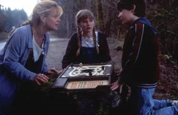 Ein ganz besonderes Abenteuer wartet auf Sarah (Bonnie Hunt, l.), Judy (Kirsten Dunst, M.) und Peter (Bradley Pierce, r.) ...