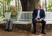 Kaare Eliassen (Jan-Gregor Kremp) kann seiner Frau Hanne (Jutta Speidel) nicht verzeihen, dass sie ihn über viele Jahre hinweg belogen hat.