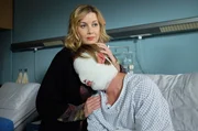 Sarah Marquardt (Alexa Maria Surholt) ist in einer Misere: Ihr Freund Felix Sonntag (Jochen Matschke) liegt nach einer Schussverletzung mit einer erheblichen Gesichtswunde in der Sachsenklinik und braucht sie mehr denn je. Doch Sarah ist klar geworden, dass ihre Beziehung f&uuml;r sie keine Zukunft haben wird. Nicht zuletzt dadurch, weil Sarah Gef&uuml;hle f&uuml;r Felix' Vater entwickelt, gegen die sie sich vehement wehrt.