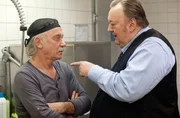 ARD DER DICKE IV. Staffel, Hauptabendserie (13 neue Folgen), Folge 44 "Zu viele Köche". Gregor Ehrenberg (Dieter Pfaff, r.) macht dem Koch Walter Völz (Tilo Prückner, l.) den Ernst der Lage klar.