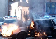 Die Detonation einer Autobombe stürzt Ystad ins Chaos.