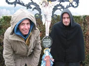 Willi (links) mit einem Mönch im oberbayerischen Kloster St. Ottilien.
