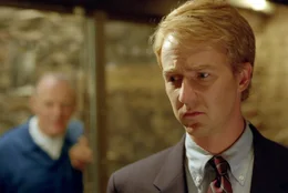 Der junge Ermittler Will Graham (Edward Norton) soll mit der Hilfe des Psychopathen Hannibal Lecter einen "Zahnfee" genannten Killer dingfest machen ...