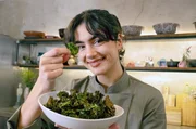 Lucie zeigt, wie man Grünkohl-Chips zubereitet.