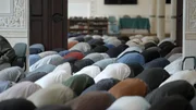 Betende Menschen in der Moschee Betende Menschen in der Moschee