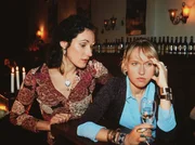 Die Astrologin Lena (Anica Dobra, re.) weint sich bei ihrer besten Freundin Justina (Paloma Rodriguez) aus.