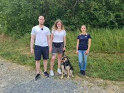 Mischling Honey, Lisa, David und Trainerin Sophie (r.).