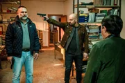 Ciro (Marco D’Amore, mi.) bedroht O’Maestrale (Mimmo Borrelli, li.), die rechte Hand von Gennaro Savastano.