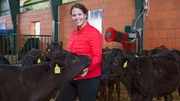 Gastgeberin Marisa Marquardt mit den Wagyu-Rindern.