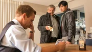 Günter (Wolfgang Winkler, M.) und Hui Ko (Aaron Le, r.) haben das Handy von Dr. Körfer bei Mark Weiss (Mike Hoffmann, l.) gefunden. Günter (Wolfgang Winkler, M.) und Hui Ko (Aaron Le, r.) haben das Handy von Dr. Körfer bei Mark Weiss (Mike Hoffmann, l.) gefunden.