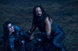 W&auml;hrend Lucian (Michael Sheen, r.) die Flucht gelingt, wird Sonja (Rhona Mitra, l.) von ihrem Vater gefangen genommen und hingerichtet. Der Werwolf schw&ouml;rt ewige Rache ...