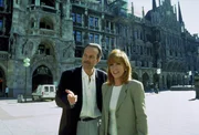 Jennifer Hart (Stefanie Powers, r.) trifft in München auf den Klinikchef Peter Donner (Dwight Schultz, l.), um mit ihm über die Einzelheiten des Eingriffs zu sprechen. Donner ist wie hypnotisiert, als er Jennifer zum ersten Mal sieht, denn sie ist seiner Verlobten Simone Grohe wie aus dem Gesicht geschnitten ...