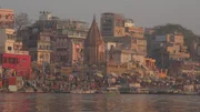 Varanasi am Ganges in Uttar Pradesh ist einer der heiligsten Orte Indiens. Wer einmal im Leben in Mutter Ganga badet, so glauben Hindu, entkommt dem Kreislauf von Geburt, Tod und Wiedergeburt.