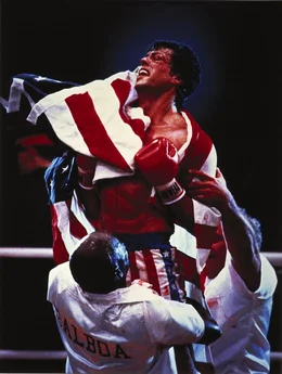 F&uuml;r die amerikanischen Boxfans gibt es keinen gr&ouml;&szlig;eren als den Schwergewichts-Weltmeister Rocky Balboa (Sylvester Stallone, M.) ...