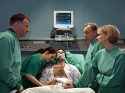 Es gibt erste Anzeichen, dass Martin Stein (Bernhard Bettermann, liegend) aufwacht. Dr. Kathrin Globisch (Andrea Kathrin Loewig, rechts), Prof. Simoni (Dieter Bellmann, 2. von rechts) und Dr. Roland Heilmann (Thomas Rühmann, links) lassen Dr. Elena Eichhorn (Cheryl Shepard) holen. Doch der Hoffnungsfunke erlischt, so schnell er gekommen ist. Martin zeigt keinerlei Anzeichen mehr, dass er aufwacht.