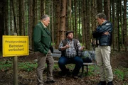 Ein Wanderer (Roberto Martinetz, M.) wurde beklaut und hat Hubert (Christian Tramitz, r.) und Girwidz (Michael Brandner, l.) gerufen. Ein Wanderer (Roberto Martinetz, M.) wurde beklaut und hat Hubert (Christian Tramitz, r.) und Girwidz (Michael Brandner, l.) gerufen.