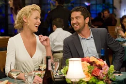 Die erfolgreiche TV-Produzentin Abby (Katherine Heigl, l.) hat hohe Anspr&uuml;che an ihren zuk&uuml;nftigen Mann. Doch die Suche nach ihrem Mr. Right gestaltet sich eher schwierig. Als sie eines Tages eine neue Show namens "Die nackte Wahrheit" mit dem Chauvinisten Mike (Gerard Butler, r.) produzieren soll, ist sie entsetzt, denn Mike vertritt die Meinung, dass M&auml;nner immer nur das Eine wollen und Frauen sich dem zu f&uuml;gen haben, wenn sie einen abbekommen m&ouml;chten ...