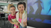 Bree (Chloé Fox, li.) und Kennedy (Caitlin Rose Lacey, re.) schnüffeln hinter Nico her. Es scheint, als habe er etwas zu verbergen, und die beiden sind neugierig, was das wohl sein könnte.