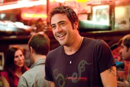 In einem Pub lernt Holly William (Jeffrey Dean Morgan) kennen, der sich als Gerrys bester Freund aus Kindertagen herausstellt.