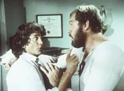 Jonathan Garvey (Merlin Olsen, r.) bittet seinen Freund Charles (Michael Landon, l.) im Kampf gegen Kagan einzuspringen, da er sich beim Training an der Hand verletzt hat.