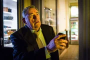 Rolf Hartmann (Wilfried Dziallas) muss mit ansehen, wie ihm seine drei Engelkinder sein Fahrzeug stehlen. Rolf Hartmann (Wilfried Dziallas) muss mit ansehen, wie ihm seine drei Engelkinder sein Fahrzeug stehlen.