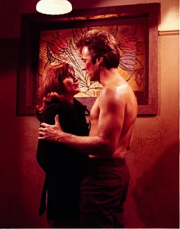 Die durch die beunruhigenden Vorg&auml;nge verunsicherte Julie (Susan Clark) sucht Schutz beim selbstsicheren Cop Coogan (Clint Eastwood).