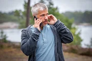 Nach seiner Entlassung aus der Rehaklinik ringt Alexander (Nicolai Cleve Broch) weiterhin mit traumatischen Erinnerungen. Nach seiner Entlassung aus der Rehaklinik ringt Alexander (Nicolai Cleve Broch) weiterhin mit traumatischen Erinnerungen.
