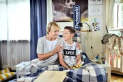 Mechthild Fehrenbach (Diana K&ouml;rner, l.) will ihren Enkel Niklas (Noah Calvin, r.) aufheitern. Der w&auml;re lieber in Hamburg geblieben.