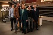 In den neuen Folgen der SOKO Stuttgart löst das Team um Martina Seiffert (Astrid M. Fünderich, M.) wieder spannende Fälle. Dabei erhalten Rico Sander (Benjamin Strecker, l.), Jo Stoll (Peter Ketnath, 2.v.l.) und Michael Kaiser (Karl Kranzkowski, r.) Unterstützung von einer neuen Kollegin: Nele Becker (Nina Siewert, 2.v.r.).