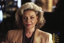 Marcia Sindell (Lauren Bacall) ist die Agentin des Bestsellerautors Paul Sheldon. Sie warnt ihn davor, seine beliebten "Misery-Romane" aufzugeben, aber er bleibt hart.