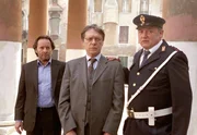Commissario Brunetti (Uwe Kockisch) und Sergente Vianello (Karl Fischer) verhaften Dottore Mauro Trotti (Helmut Berger). Commissario Brunetti (Uwe Kockisch) und Sergente Vianello (Karl Fischer) verhaften Dottore Mauro Trotti (Helmut Berger).