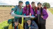 Auf der Klassenfahrt gilt absolutes Handyverbot (v. li. n. re.): Horst (Lars Nagel), Bea (Alegra Maria Tessmann), Meike (Lisa Schwindling), Nuri (Acelya Sezar), Moritz (Ludwig Senger) und Micha (Connor Krause)