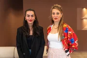 Fatma Kaya (l.) hatte mit 27 hatte ein Burnout – wie es dazu kam will Biologin Jasmina Neudecker (r.) von ihr wissen.
