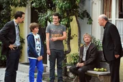 Christian entlastet Flori und gibt zu, dass er die Rosen genommen hat. Von links: Mike Preissinger (Harry Blank), Christian Preissinger (Marinus Kaffl), Florian Brunner (Tommy Schwimmer), Xaver (Michael Schreiner) und Pfarrer Kurz (Hans Stadlbauer). Christian entlastet Flori und gibt zu, dass er die Rosen genommen hat. Von links: Mike Preissinger (Harry Blank), Christian Preissinger (Marinus Kaffl), Florian Brunner (Tommy Schwimmer), Xaver (Michael Schreiner) und Pfarrer Kurz (Hans Stadlbauer).